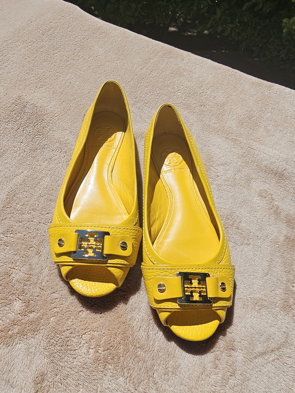 Tory Burch Yellow Peep-Toe Leather Flats. Size 6
